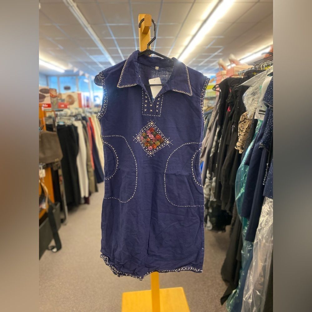 🛍️ Ladies Lg Navy Blue Linen Dress w/ embroidery